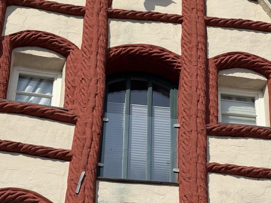 Foto von Fenstern aus Lüneburg mit horizontalen und vertikalen Sprossen.