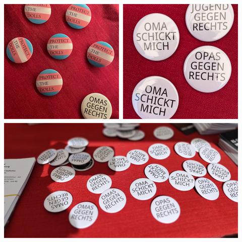 Eine Collage zeigt Buttons, die wir verteilt haben:
Oma schickt mich, Omas gegen rechts, Opas gegen rechts, Jugend gegen rechts auf weissem Hintergrund, ausserdem protect the dolls auf den Farben der Trans Flagge