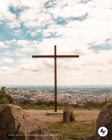 Das Foto zeigt das Gipfelkreuz des Birkenkopfs in Stuttgart-West mit Aussicht auf den Stuttgarter Talkessel.