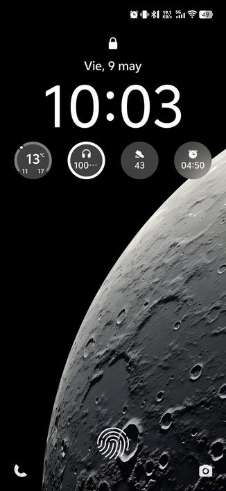 Pantalla de bloqueo de smartphone con la cara oculta de la luna y el espacio al fondo.