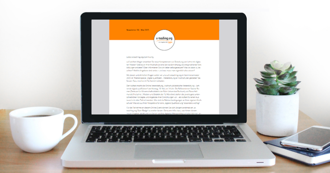 Offener Laptop, auf dem Bildschirm ist die erste Seite des e-teaching.org-Newsletters zu sehen. Links daneben steht eine Kaffee- oder Teetasse, rechts ein Blumentopf, ein Smartphone und ein Notizbuch.