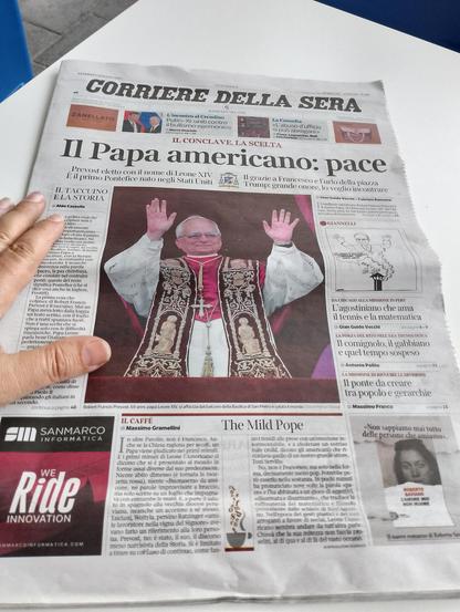 Il corriere della sera, quotidiano italiano storicamente di centrosinistra, di giorno 9 maggio 2025 con la prima pagina dedicata all'elezione papale di Sua Santità LEONE XIV.