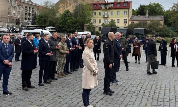 Kaja Kallas y los ministros europeos de Exteriores, el 9 de mayo de 2025 en Kiev. (Kaja Kallas / X)