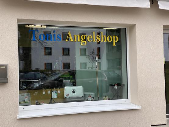 A shop window of "Tonis Angelshop"
