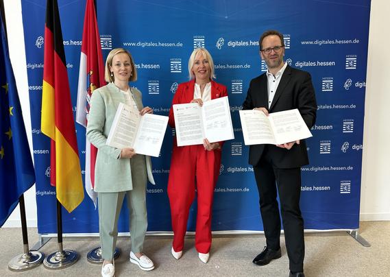Prof. Dr. Luisa Specht-Riemenschneider (Bundesdatenschutzbeauftragte), Prof. Dr. Kristina Sinemus (Hessische Ministerin für Digitalisierung und Innovation), und Klaus Müller (Präsident der Bundesnetzagentur) starten zusammen das Pilotprojekt zur Simulation eines KI-Reallabors.