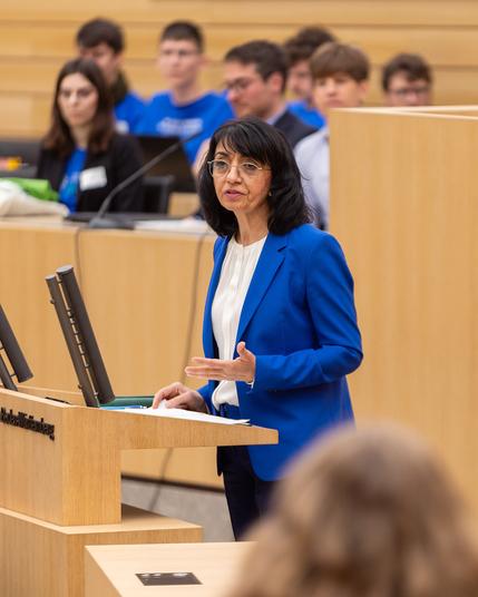 Landtagspräsidentin Muhterem Aras hält eine Rede.