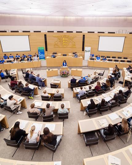 Landtagspräsidentin Muhterem Aras im Plenarsaal des Landtags.