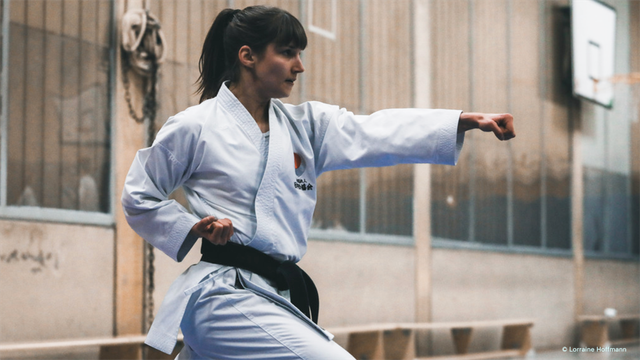 Vice champion Leonie Diffené in the category 'kata' and PhD student at the WiSo Faculty in the area of Demography and Social Inequality. The photos were taken during her karate training. She is shown in different training positions.