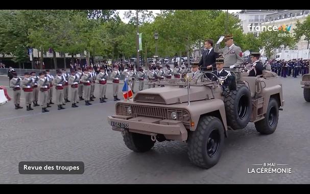 Gedenken an den Sieg am 8. Mai 1945 am 8. Mai 2025 in Paris.
Präsident Macron nahm an der Parade in einem Militärfahrzeug teil.