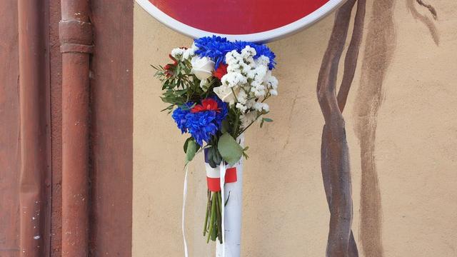 Blumengebinde an einem Verkehrsschild in Cannes - hier für Louis Perrissol, einem 18jährigen Mann, der in einem Fahrradgeschäft von der Gestapo wegen Resistance-Verdacht festgenommen wurde und wenige Wochen nach seiner Festnahme in Deutschland - wohin er gebracht wurde - in Gefangenschaft starb.