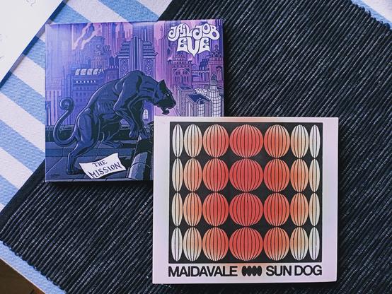 Zwei CD-Hüllen: "The Mission" von Jail Job Eve und "Sun Dog" von MaidaVale
