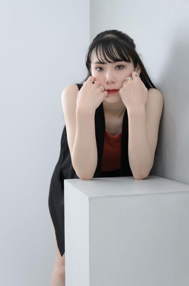 頰杖をつく女性