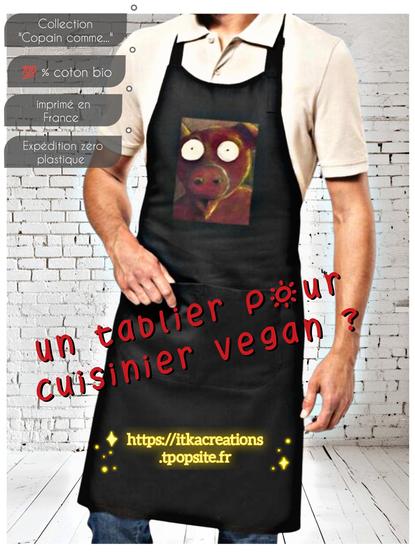 Un homme en tablier noir devant un mur de briques blanches. Le tablier est illustré par une tête de cochon surpris. Collection "copain comme cochon" @itkacreations