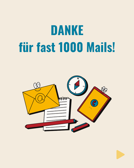 Briefumschlag, Zettel und Stift + Text: Danke für fast 1000 Mails