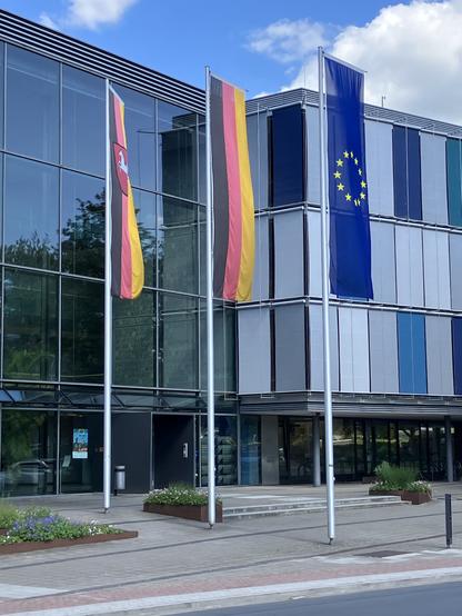 Fahnen vorm Kreishaus Hameln