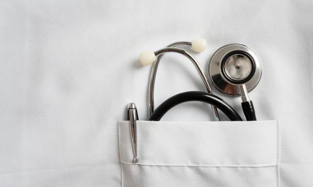 Imagen de un detalle de un fonendoscopio y un bolígrafo en el bolsillo de la bata de un médico. (Manuel Faba via Getty Images)