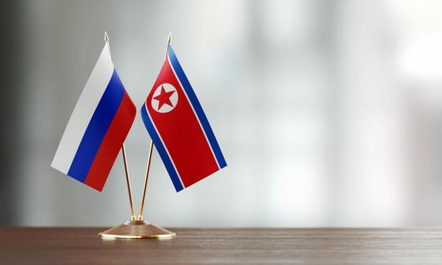 Banderas de Rusia y Corea del Norte (Getty Images/iStockphoto)