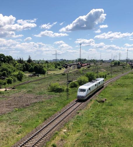 Zwei ICE 1-Triebköpfe fahren aneinander gekuppelt aus dem Rangierbahnhof Magdeburg-Rothensee in Richtung Stendal aus.