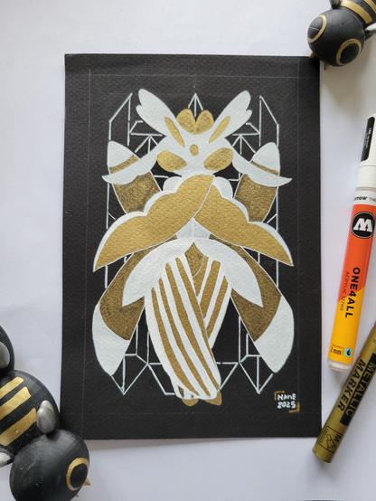 Dessin en blanc et doré sur fond noir représentant un Pokémon nommé Floramantis (un croisement entre une mante et une fleur) en version stylisée