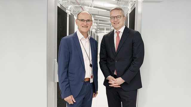 Dr. Karsten Wildberger (rechts) und Dr. Alfred Kranstedt im Rechenzentrum.