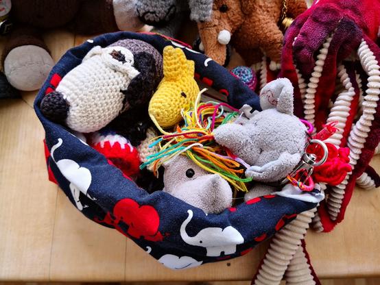 4 Plüschies in Kagubestoff-Tasche