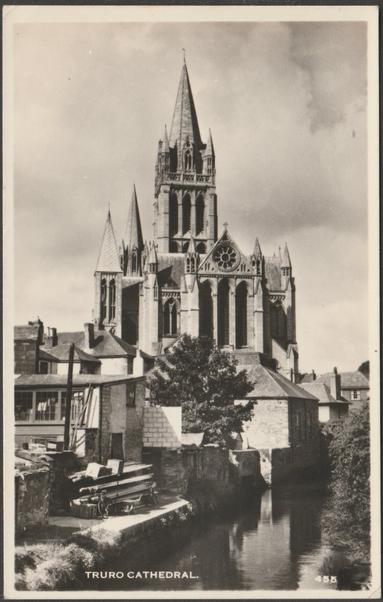 Monochrome real photographic postcard showing a view of Truro Cathedral in Cornwall.

Published by D.E.M. Thomas, Little Polwhele, Truro, No 455, c.1960.

Postally unused.

Very good condition, with very slight corner bumps, but tiny crease to bottom right corner.