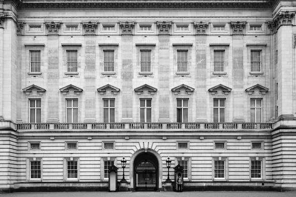 Schwarzweiß Foto der Fassade des Buckingham Palast; black and white photo of the facade of Buckingham Palace