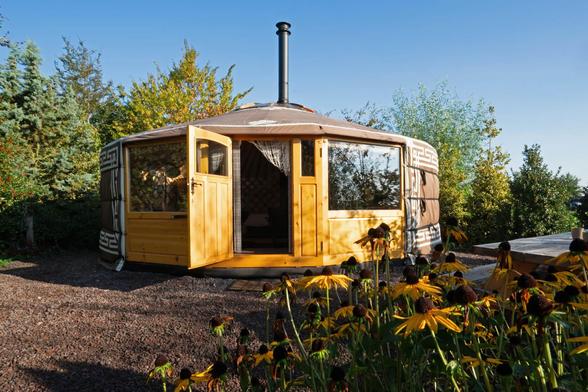 Overnachten in een yurt in Nederland wordt steeds populairder. Een yurt is een van oorsprong traditionele Mongolische tent. De yurts in Nederland staan op campings of privé terreinen en zijn te huur voor vakantiegangers. In deze blog heb ik een aantal yurts waar je kunt overnachten op een rijtje gezet. 👇

https://jtravelblog.nl/overnachten-in-een-yurt-in-nederland/

#overnachtenineenyurt #yurt #accommodatie