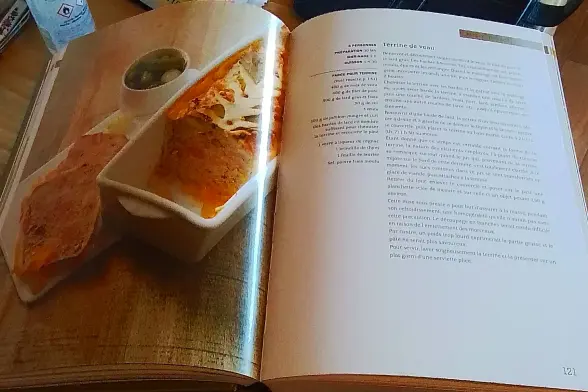 Recette de terrine de veau. Sur la page de gauche, une photo de la terrine ; sur la page de droite, la recette elle-même.