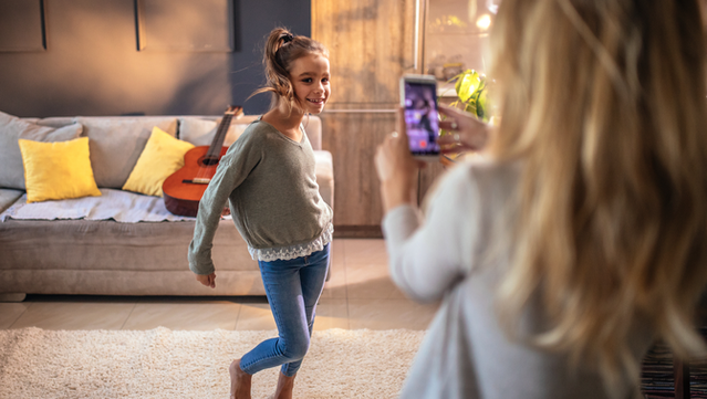 Molts infants influencers comencen a les xarxes quan encara no tenen edat per obrir-s'hi un compte (iStock)