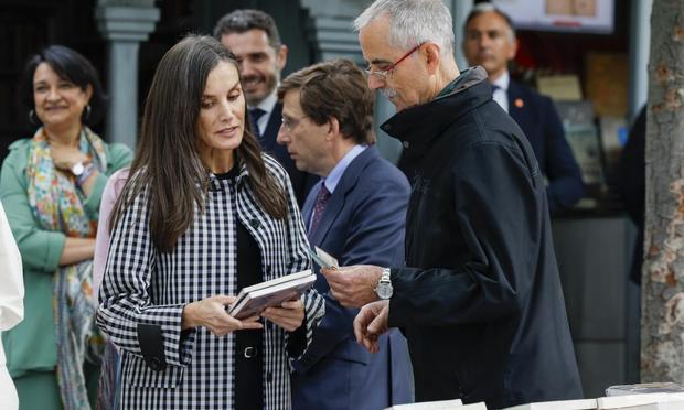 La reina Letizia, en la cuesta de Moyano (GTRES)