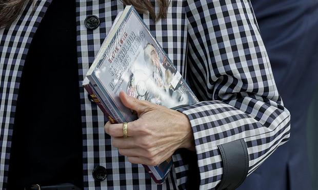 La reina con un ejemplar del libro de Zweig (GTRES)
