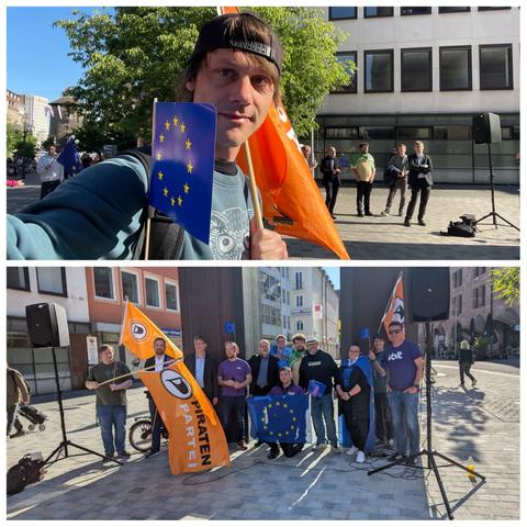 Eine zweigeteilte Collage. Oben: ein Mann mit einer Europaflagge, sowie einer Fahne der Piratenpartei.

Unten: etwa 15 Menschen stehen auf einem Platz und posieren für die Kamera. Einige haben Pullover der Partei Volt an, einige schwenken Fahnen der Piratenpartei. Etliche halten Europaflaggen.