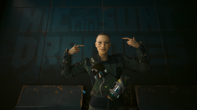 mi personaje de Cyberpunk, una mujer blanca con el pelo rapado sonriendo y haciendo gesto cool, detras de ella una pintada que pone Hic Sunt Dracones