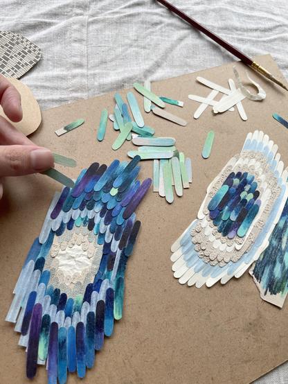 Recherches graphiques découpage de petits morceaux papiers coloriés en bleu