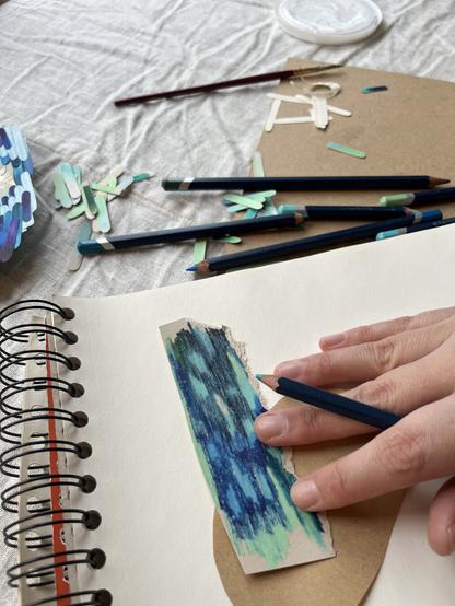 Coloriage des petites bandes de papiers en dégradés de bleus