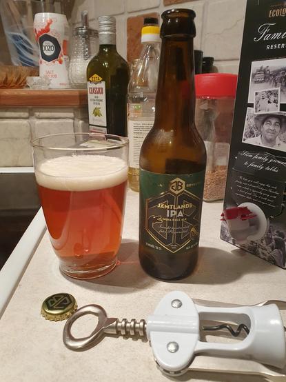 Ett glas med bärnstensfärgad Jämtlands ipa.