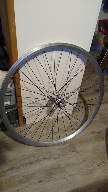 Vorderrad, Aluhohlkammerfelge mit schwarzen Speichen und Deire XT Nabe