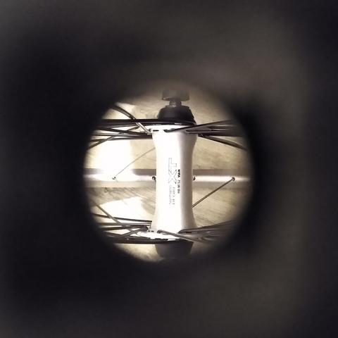 Nabe durch das Ventilloch fotografiert. Auf de Nabe ist der Schriftzug Deore XT zu erkennen