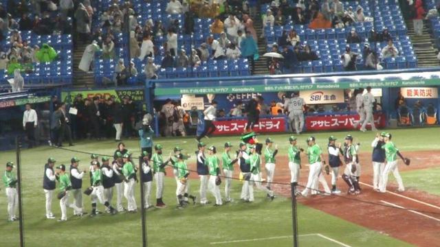 東京ヤクルトスワローズ 石山泰稚が泉口友汰をピッチャーゴロに打ち取り試合終了　ヤクルト 5 - 2 巨人　2025年5月9日(金) 神宮球場