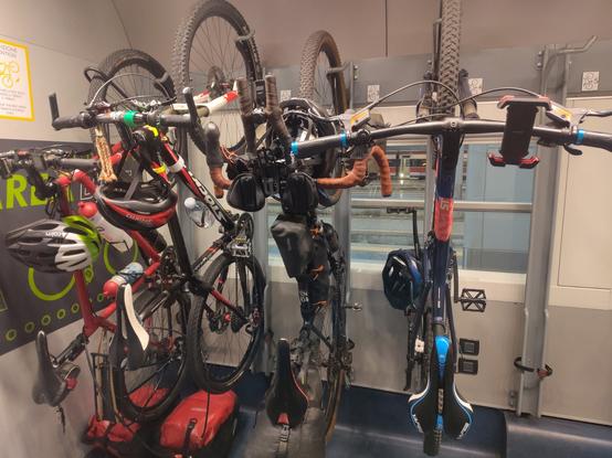 Mehrere Fahrräder hängen in einem Fahrradabteil.