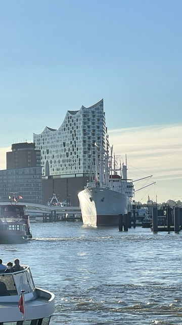 Elbphilharmonie, Kehrwiederspitze und die Cap San Diego am Morgen.