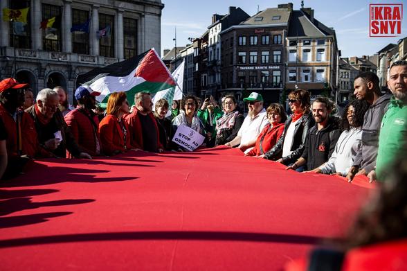 Les manifestants tiennent ensemble symboliquement un triangle rouge géant.