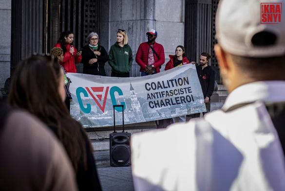 Un calicot avec ces mots: "COALITION ANTIFASCISTE CHARLEROI"
