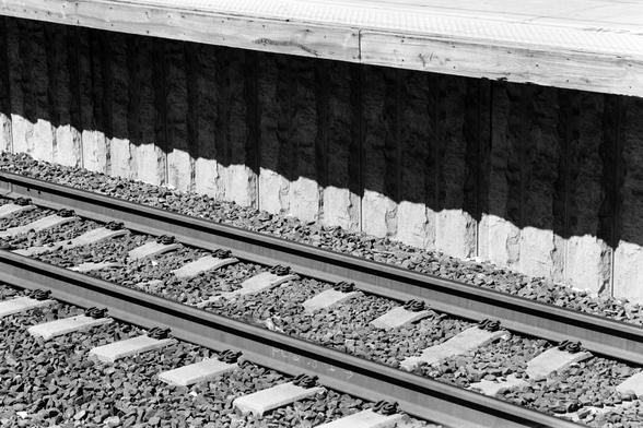 A close up view of the train tracks
