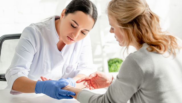 La psoriasi és una malaltia crònica que afecta la pell i pot tenir un gran impacte psicològic (iStock)