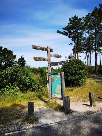 Wegweiser und Fahrradkarte an einer Radweg Kreuzung in Cap-Ferret