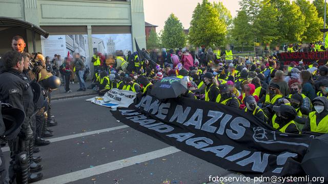 sitzbloacke mit banner vor sich"make nazis afraid again"