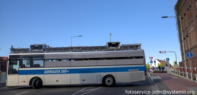der bus "adenauer srp+" steht quer auf der fahrbahn und blockiert die route der nazis