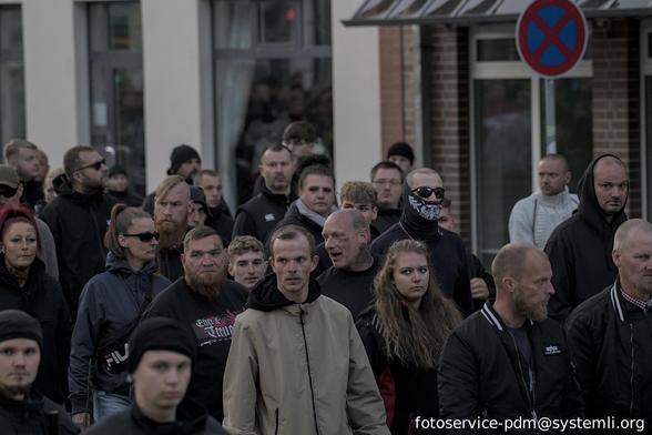 neonaziaufzug, einige teilnehmerInnen mit geischtstattoos oder vermummt